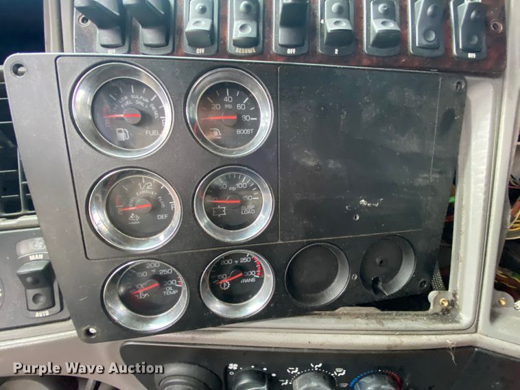 image for item HR9287 2012 Kenworth T700  semi truck