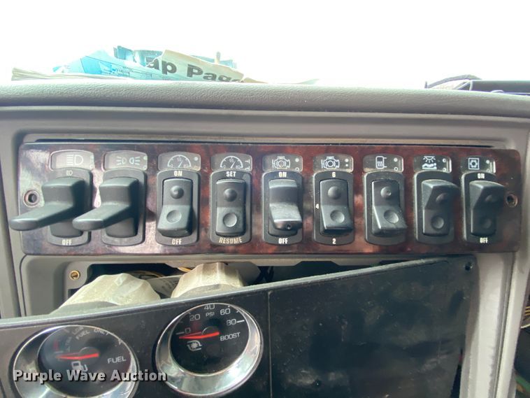 image for item HR9287 2012 Kenworth T700  semi truck