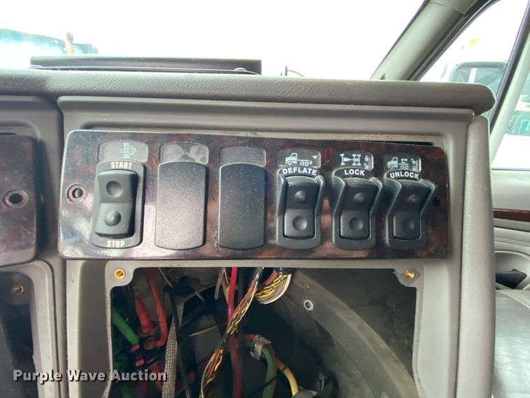 image for item HR9287 2012 Kenworth T700  semi truck