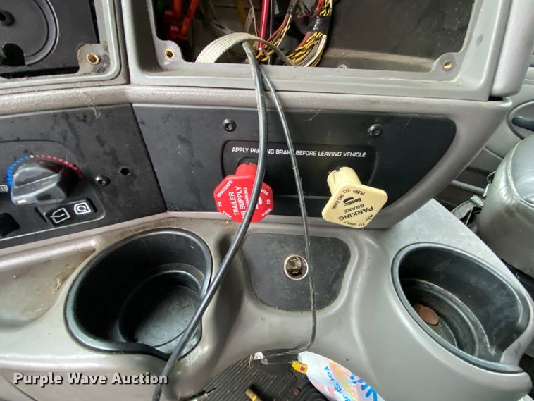 image for item HR9287 2012 Kenworth T700  semi truck