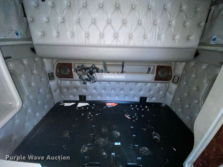 image for item HR9287 2012 Kenworth T700  semi truck