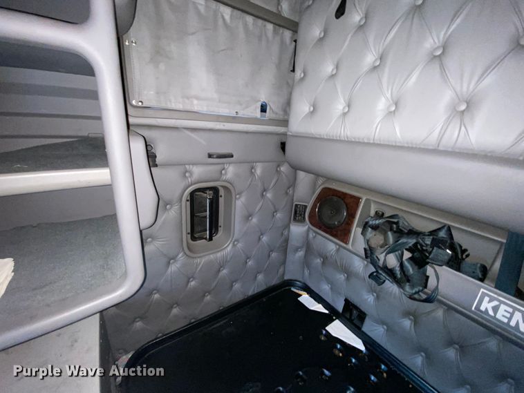 image for item HR9287 2012 Kenworth T700  semi truck