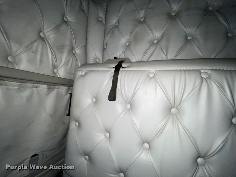 image for item HR9287 2012 Kenworth T700  semi truck