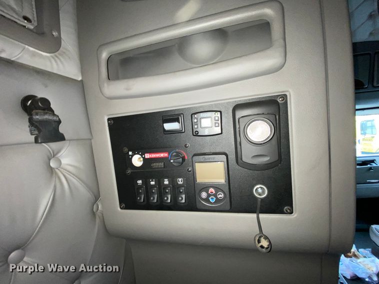 image for item HR9287 2012 Kenworth T700  semi truck