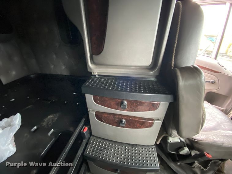 image for item HR9287 2012 Kenworth T700  semi truck