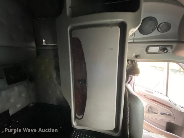 image for item HR9287 2012 Kenworth T700  semi truck