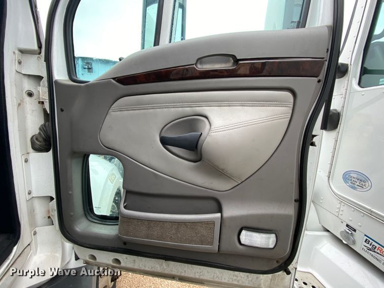 image for item HR9287 2012 Kenworth T700  semi truck