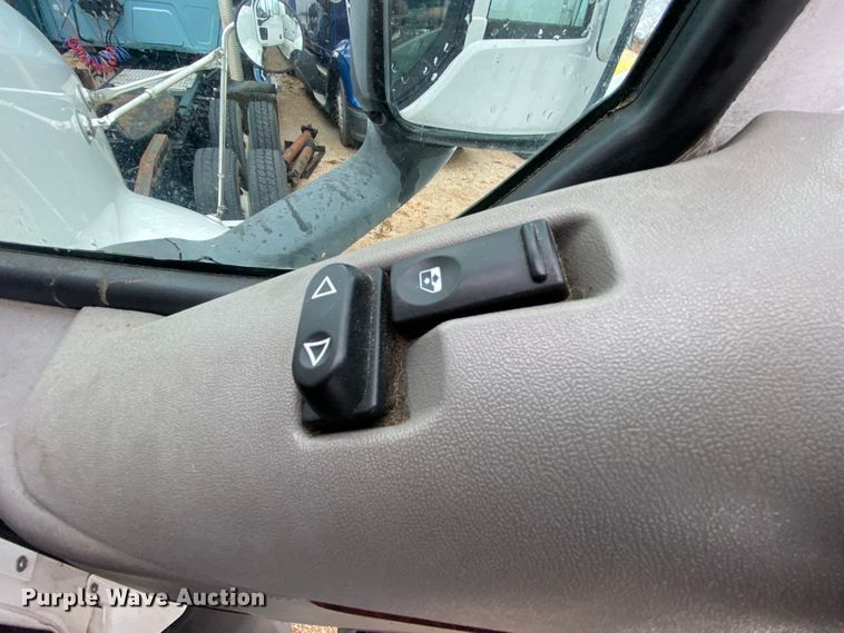 image for item HR9287 2012 Kenworth T700  semi truck