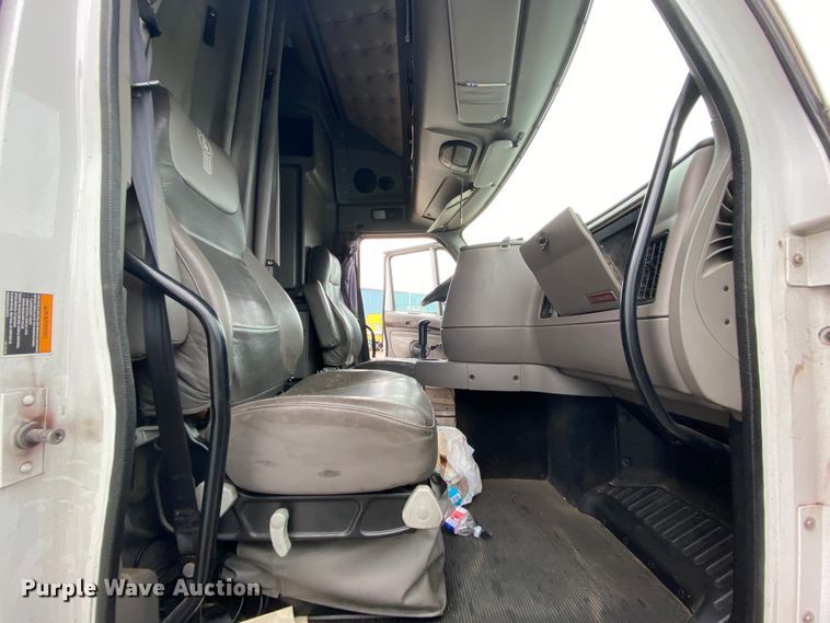 image for item HR9287 2012 Kenworth T700  semi truck