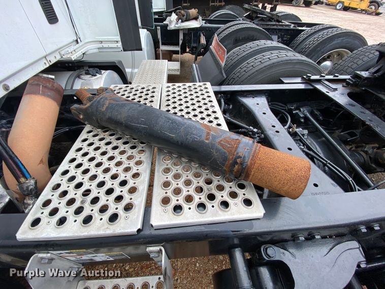 image for item HR9287 2012 Kenworth T700  semi truck