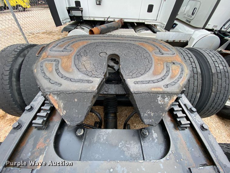 image for item HR9287 2012 Kenworth T700  semi truck