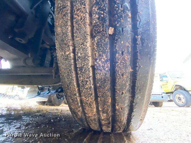 image for item HR9287 2012 Kenworth T700  semi truck