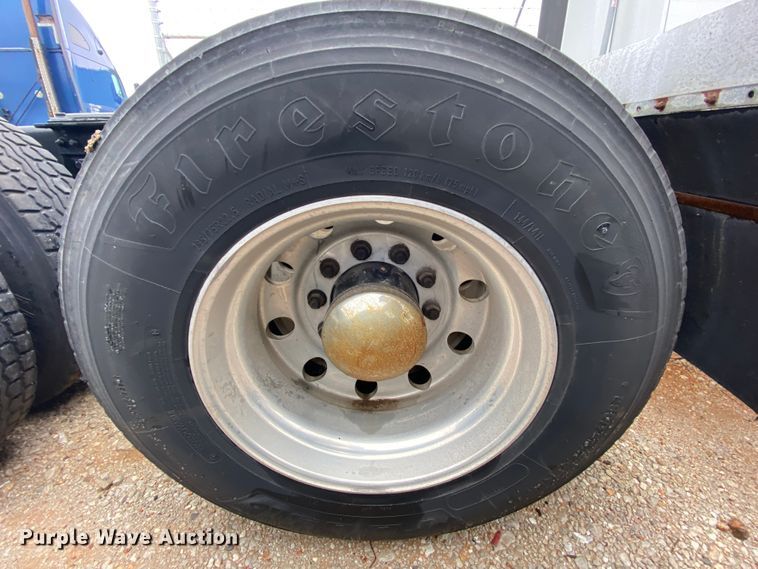 image for item HR9287 2012 Kenworth T700  semi truck