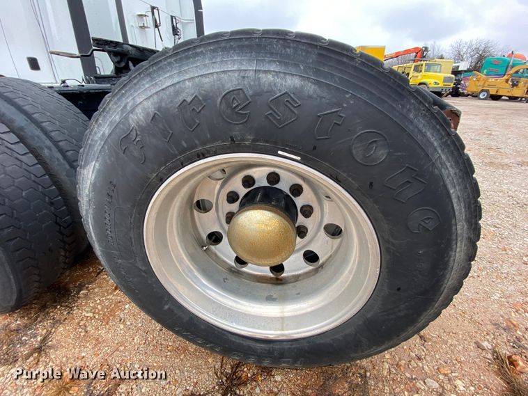 image for item HR9287 2012 Kenworth T700  semi truck