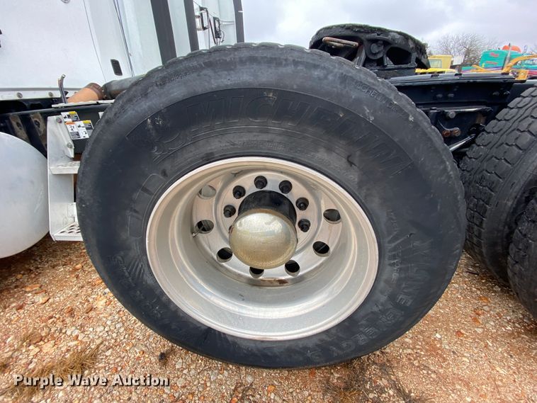 image for item HR9287 2012 Kenworth T700  semi truck