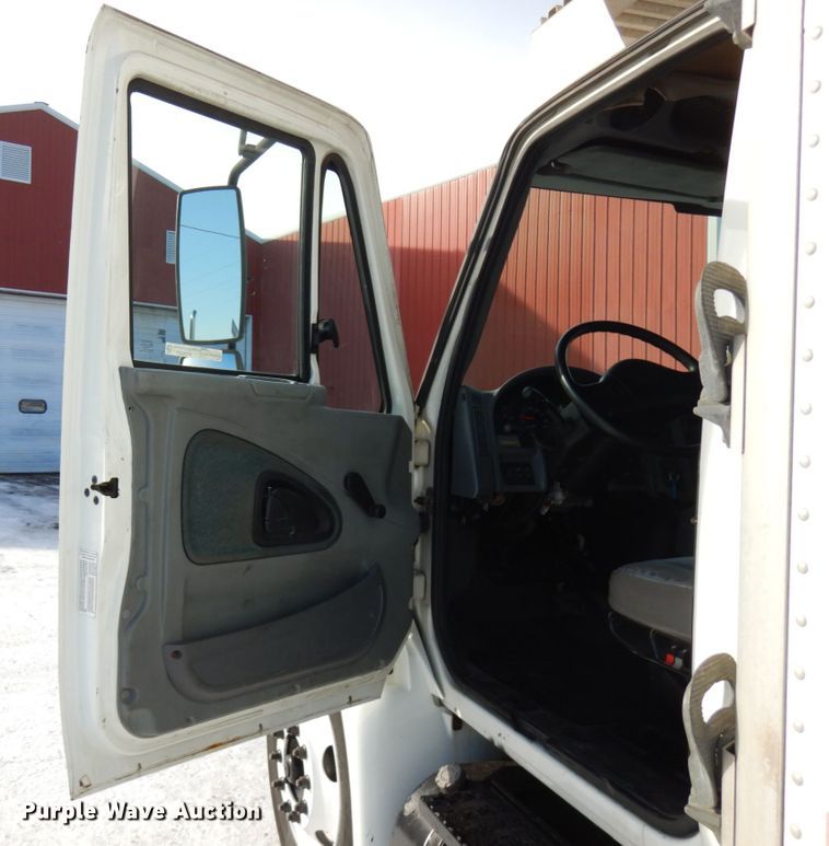 image for item HX9527 2007 International 4300  refrigerated truck