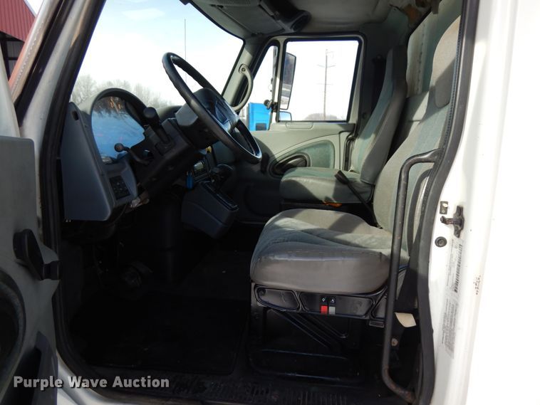 image for item HX9527 2007 International 4300  refrigerated truck