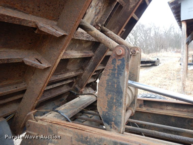 image for item IG9142 1999 Chevrolet C8500  dump truck