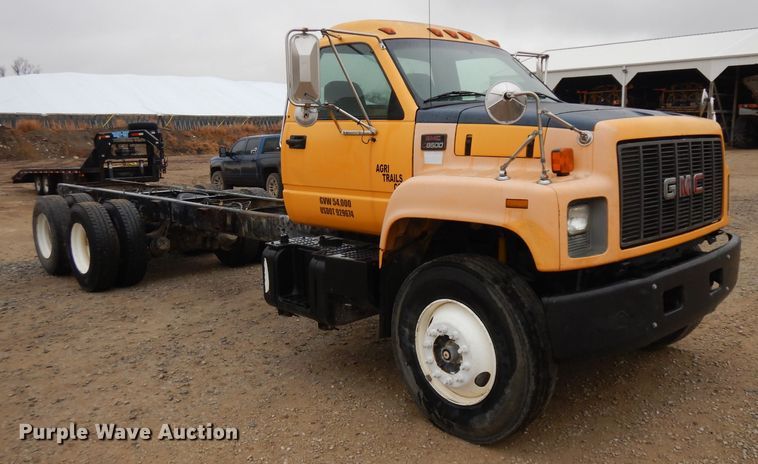 image for item IG9144 2001 GMC C8500  truck cab and chassis