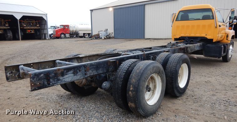 image for item IG9144 2001 GMC C8500  truck cab and chassis