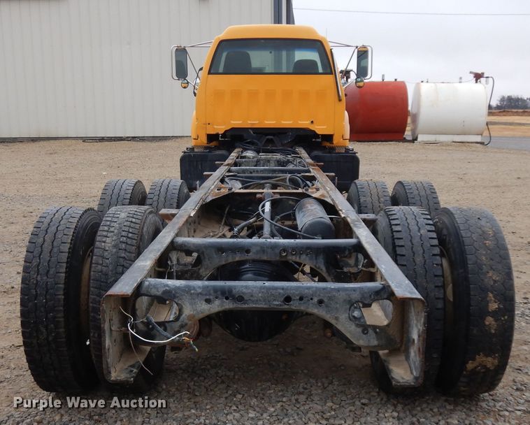 image for item IG9144 2001 GMC C8500  truck cab and chassis