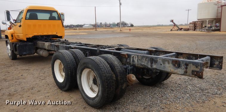 image for item IG9144 2001 GMC C8500  truck cab and chassis