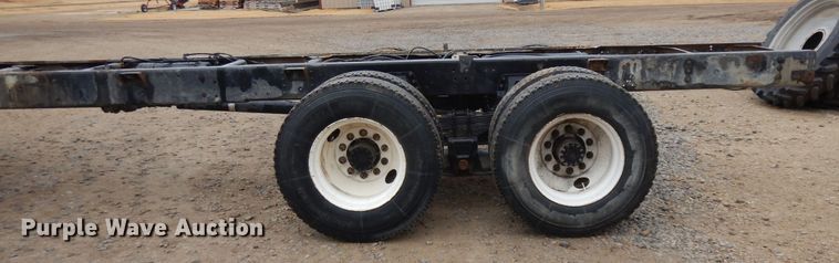 image for item IG9144 2001 GMC C8500  truck cab and chassis