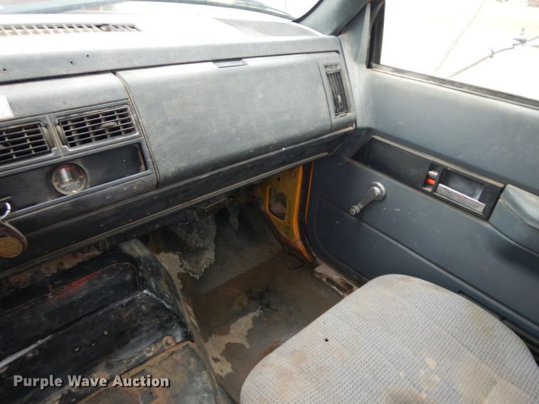 image for item IG9144 2001 GMC C8500  truck cab and chassis