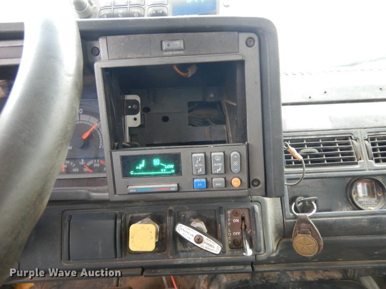 image for item IG9144 2001 GMC C8500  truck cab and chassis