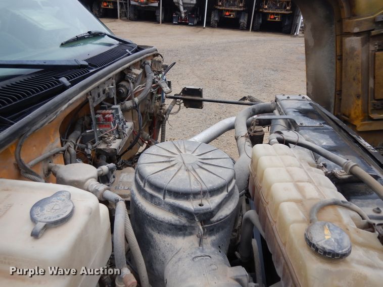 image for item IG9144 2001 GMC C8500  truck cab and chassis