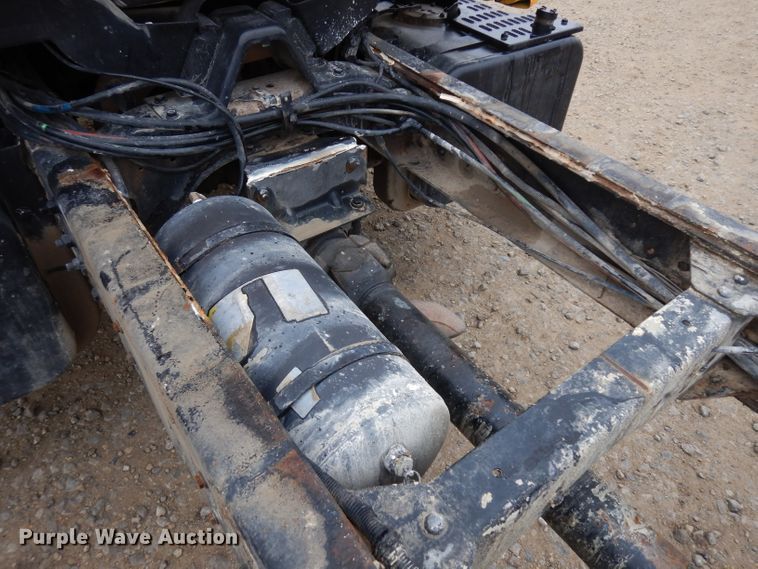 image for item IG9144 2001 GMC C8500  truck cab and chassis