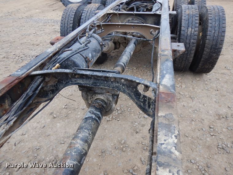 image for item IG9144 2001 GMC C8500  truck cab and chassis