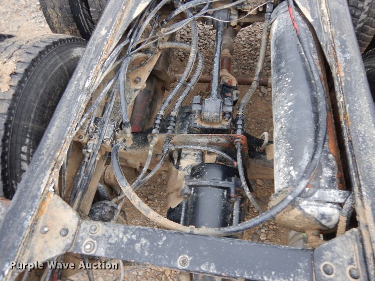 image for item IG9144 2001 GMC C8500  truck cab and chassis