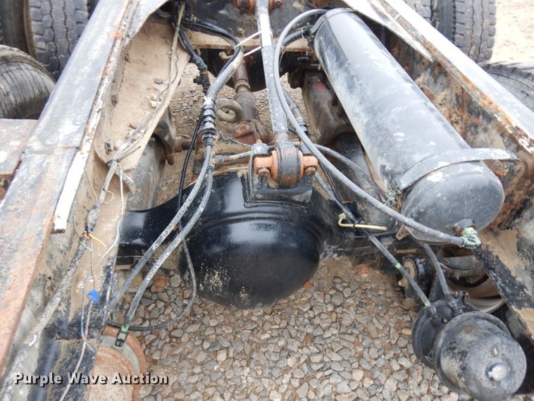 image for item IG9144 2001 GMC C8500  truck cab and chassis