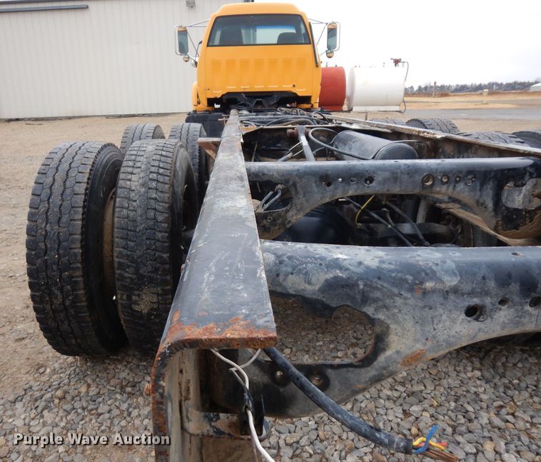 image for item IG9144 2001 GMC C8500  truck cab and chassis