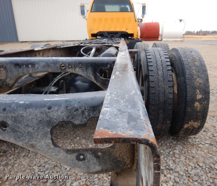 image for item IG9144 2001 GMC C8500  truck cab and chassis