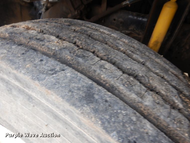 image for item IG9144 2001 GMC C8500  truck cab and chassis