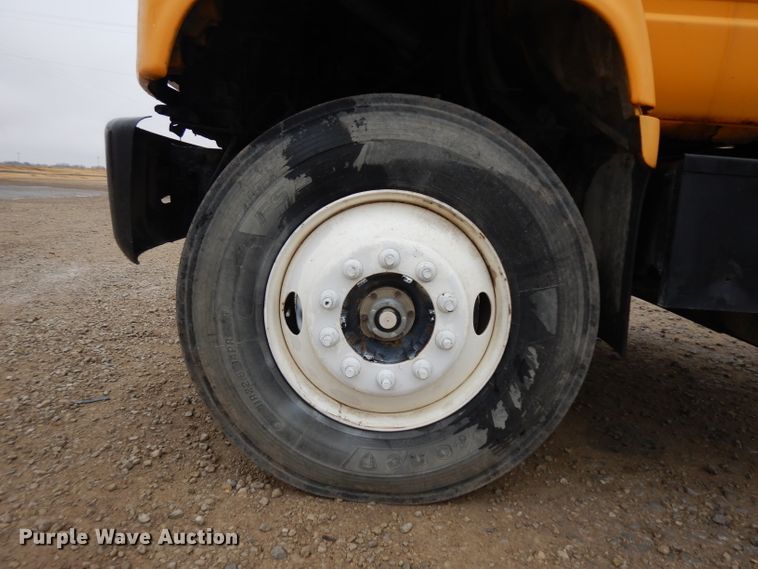 image for item IG9144 2001 GMC C8500  truck cab and chassis