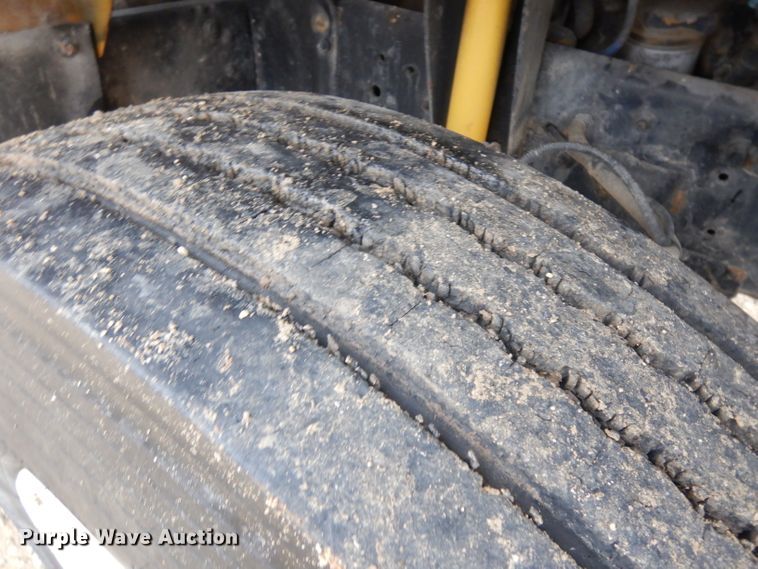 image for item IG9144 2001 GMC C8500  truck cab and chassis