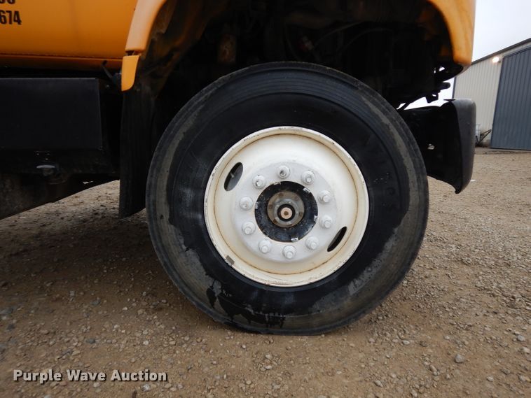 image for item IG9144 2001 GMC C8500  truck cab and chassis