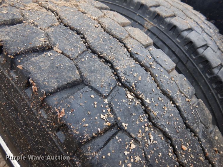 image for item IG9144 2001 GMC C8500  truck cab and chassis