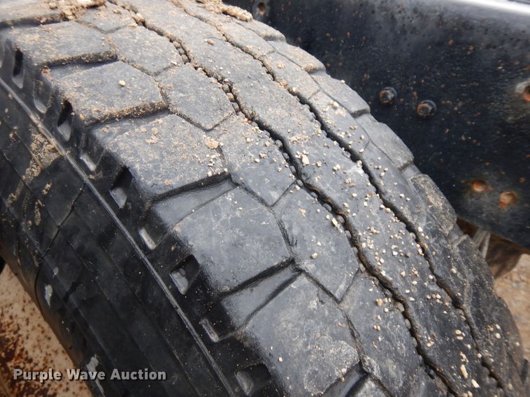 image for item IG9144 2001 GMC C8500  truck cab and chassis