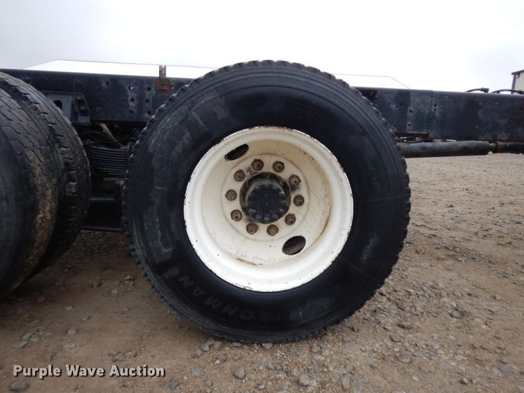 image for item IG9144 2001 GMC C8500  truck cab and chassis