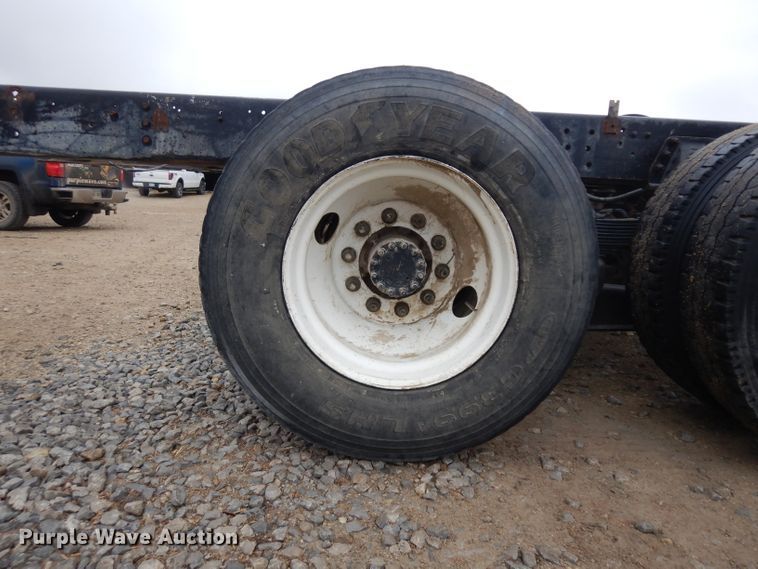 image for item IG9144 2001 GMC C8500  truck cab and chassis