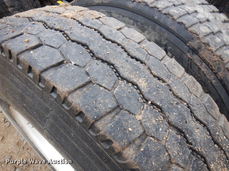 image for item IG9144 2001 GMC C8500  truck cab and chassis