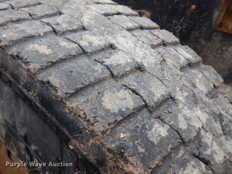 image for item IG9144 2001 GMC C8500  truck cab and chassis