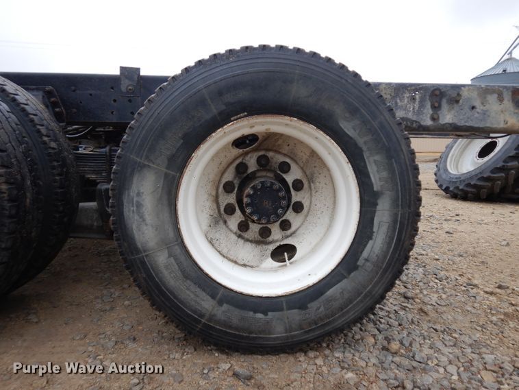 image for item IG9144 2001 GMC C8500  truck cab and chassis