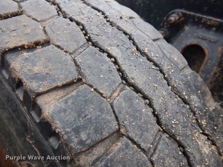 image for item IG9144 2001 GMC C8500  truck cab and chassis