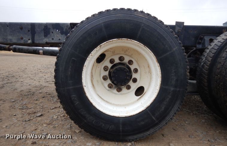 image for item IG9144 2001 GMC C8500  truck cab and chassis