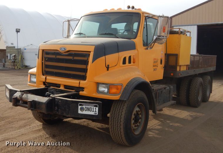 image for item DC8790 1998 Ford LTA9000  flatbed truck